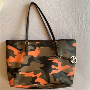 MICHAEL KORS UNIQUE CAMO BAG
